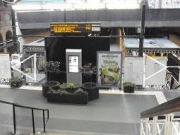 Looking towards the platforms from the ticket hall (behind). Circle line to Edgware Road via Victoria to right, Circle line to Hammersmith to left, Metropolitan line platforms in middle. Display shows next trains