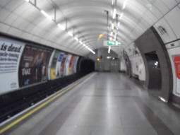 A fuzzy picture of the large southbound platform, the tunnel containing which used to also contain the northbound platform (June 2009)