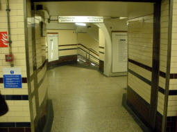 Coming from the escalators down to the northbound Jubilee and Bakerloo line platforms another opportunity to go southbound on the Bakerloo line arises