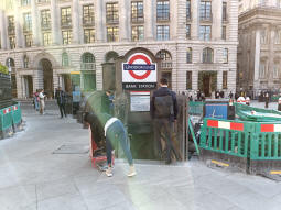 Entrances on the corner of Cornhill and King William Street/Lombard Street