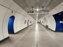 The main passageway at Northern line level