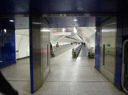 Looking towards the Central line from between the Northern line platforms