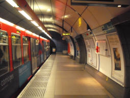 The DLR arrival platform with a waiting train (June 2009)