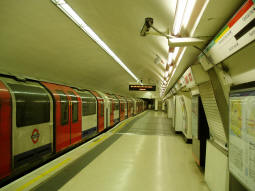 Waterloo & City line platform at Bank - the sign says that the next train departs from the other platform (March 2008)