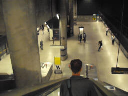 Looking down to the platforms (eastbound on the left, westbound on the right) from the third entrance escalator (June 2009)