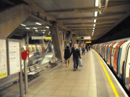 Slightly fuzzy picture of one of the Jubilee line platforms, probably eastbound (June 2009)