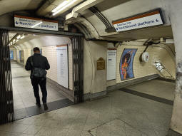 Coming from the Northern line northbound, the Bakerloo line northbound is straight ahead, southbound is to the right. The escalator from the upper interchange level is off to the left