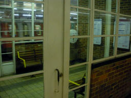 Waiting room on the southbound island platform