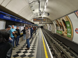 Piccadilly line westbound platform