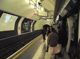 Looking other way along Piccadilly line eastbound platform