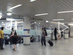 An automatically stitched panaramic photo of the St. Pancras ticket hall from the St. Pancras station end (June 2009)