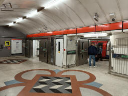 Looking through to the Central line westbound platform from by escalators to the part-time Central line ticket hall