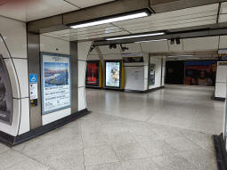 Looking through to the southbound platform and the passage between the platforms from the Northern line northbound platform