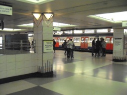 Looking towards the westbound platform, with a train stopped at the eastbound platform