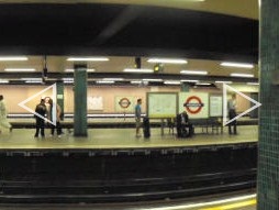 Auto-stitched panoramic photo of the Hammersmith & City, Metropolitan and Circle line platforms, taken from one of the Eastbound platforms (June 2009)