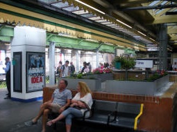 Looking over to the eastbound District and Circle line platform