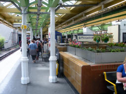 Looking along the westbound District and Circle line platform