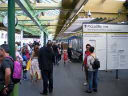 Looking along the eastbound District and Circle line platform