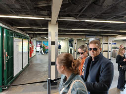 The ticket hall from near the stairs down to the District and Circle line island platform