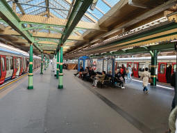 District and Circle line platforms with eastbound on the left