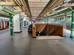 Stairs down to the interchange level from the District and Circle line platforms