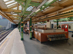The District and Circle line platforms from the westbound