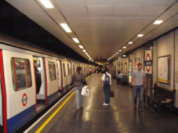 Westbound platform with a Circle line train waiting to depart (June 2009)