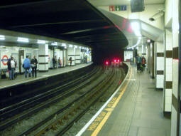 Looking along the westbound bay platform