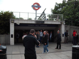 Station entrance (June 2009)