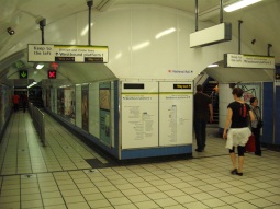 The split for the District and Circle line platforms coming from the Victoria line