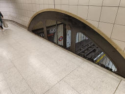 Looking down to the Northern line northbound platform from an interchange passage