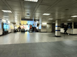 Escalators down to between the Bakerloo and Northern lines from the main ticket hall