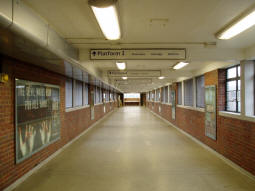 Corridor leading to the entrance stairways to platforms with signs telling you which platform you need. There are separate exit stairways in the newer part of the building (March 2008)