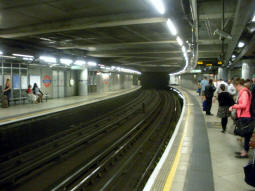 District and Circle line platforms from the westbound