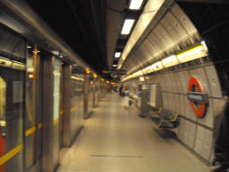 Fuzzy picture of the westbound Jubilee line platform (June 2009)